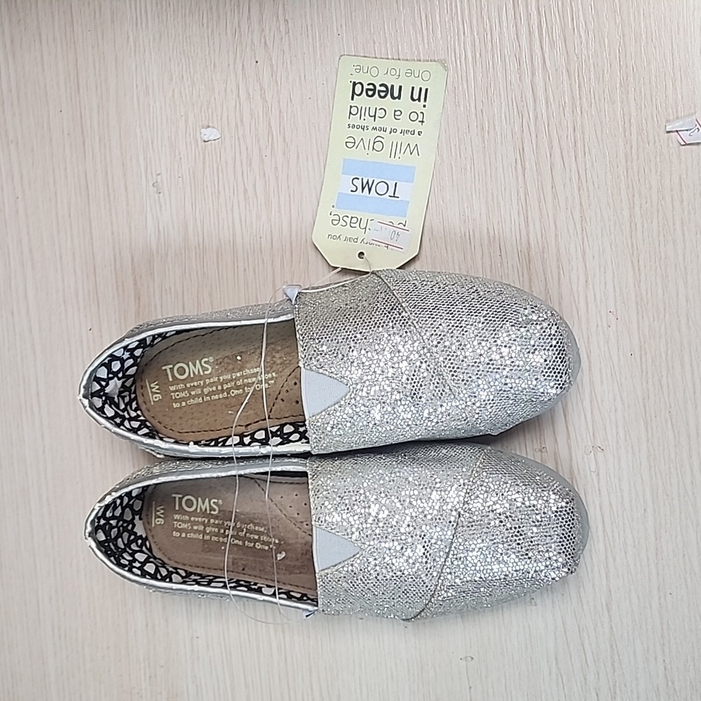 NWT.Toms Shoes.Size 6W